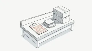 Lámina técnica: mesa de trabajo con una hoja de pedido en blanco en una tablilla, una báscula pequeña con la pantalla vacía y dos cajas de cartón cerradas apiladas.